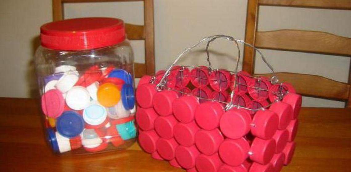 Что можно сделать для дачи из пробок и крышек от пластиковых бутылок Цветы из крышек от пластиковых бутылок